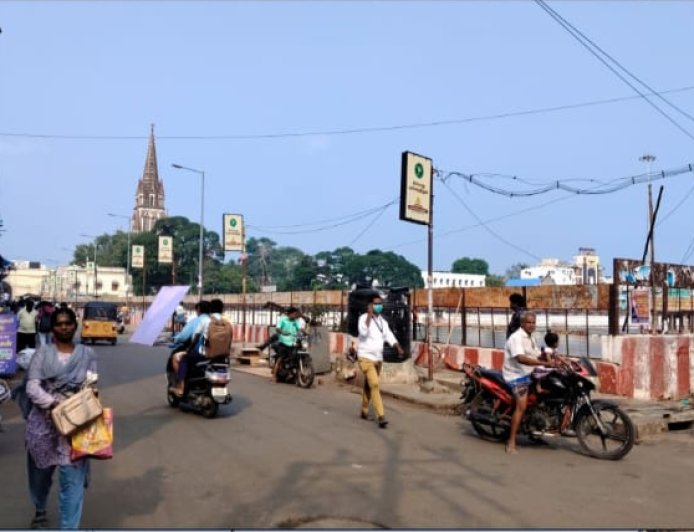 திருச்சியில் மலைக்கோட்டை தெப்பக்குளம் அருகில் உள்ள ஆக்கிரமிப்பு கடைகள் அகற்றப்பட்டது