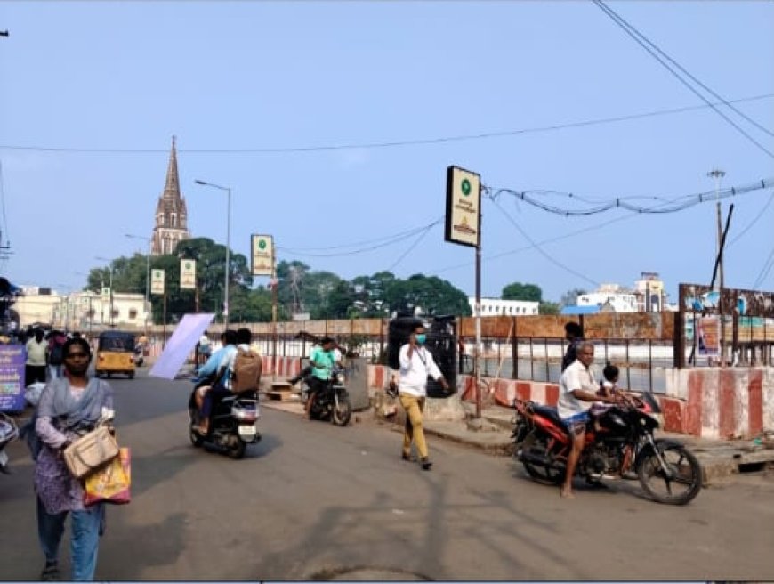 திருச்சியில் மலைக்கோட்டை தெப்பக்குளம் அருகில் உள்ள ஆக்கிரமிப்பு கடைகள் அகற்றப்பட்டது